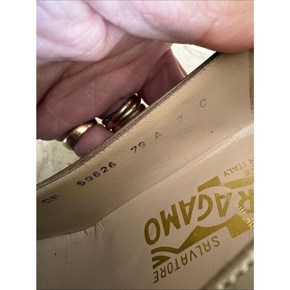 Vintage Salvatore Ferragamo Taupe & Black Leather Pumps – Made in Italy / 7B - Picture 11 of 13